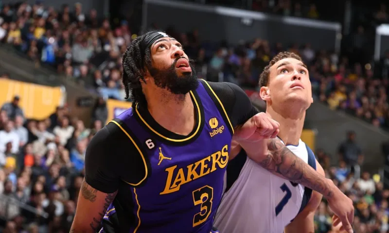 NBA Αποτελέσματα: Σόκαραν τους Λέικερς οι Μάβερικς - «Διέλυσαν» τους Χόρνετς οι Σίξερς!
