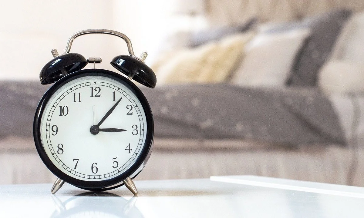 Αλλαγή ώρας 2023: Μια ώρα μπροστά θα γυρίσουμε και φέτος τα ρολόγια μας, με την μόνιμη διατήρηση της θερινής ώρας να έχει μπει στον «πάγο».