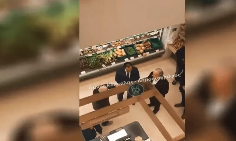 Συνταξιούχος τα χώνει στον Άδωνι Γεωργιάδη - Δεν παίρνει απάντηση - Δεν το καταγράφουν οι κάμερες (vid)