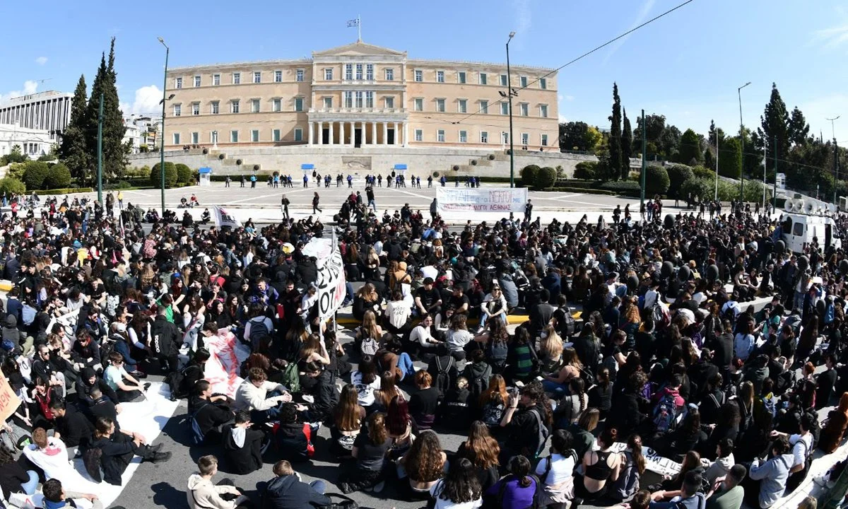 Μαζική οργή απέναντι στο έγκλημα που έγινε στα Τέμπη και τα αφηγήματα της κυβέρνησης - Η Public Issue αποτυπώνει την τεράστια συμμετοχή στις κινητοποιήσεις.