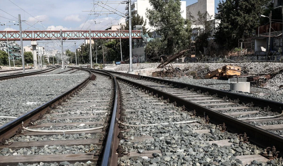 Δεν έμαθαν τίποτα από τα Τέμπη - Ο ΟΣΕ έβαλε «μπρος» τα τρένα με χόρτα στις γραμμές, σβηστά σήματα, κακή ενδοεπικοινωνία.