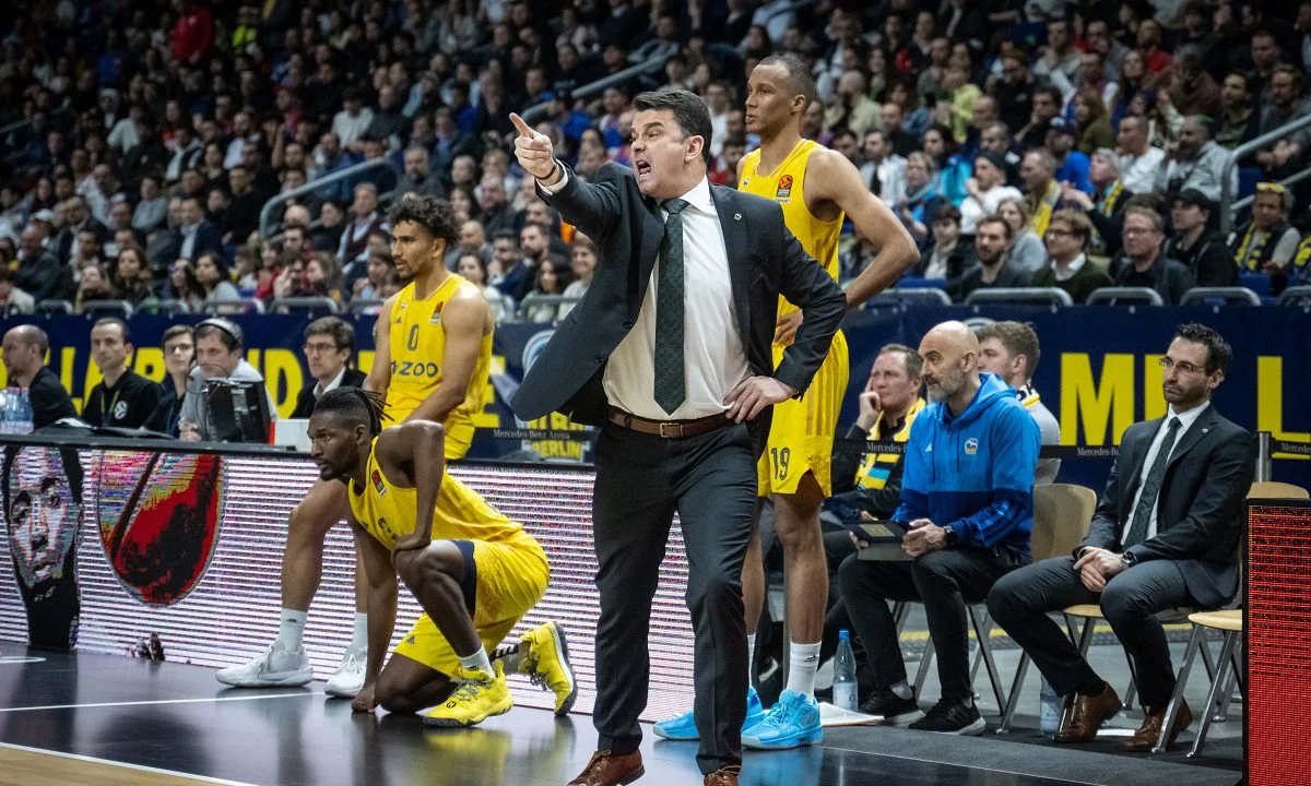 Η πρώτη δόση στην 30η αγωνιστική της Euroleague έφερε την δις πρωταθλήτρια Εφές στο χείλος του γκρεμού, δηλαδή του αποκλεισμού από τα PlayOffs.