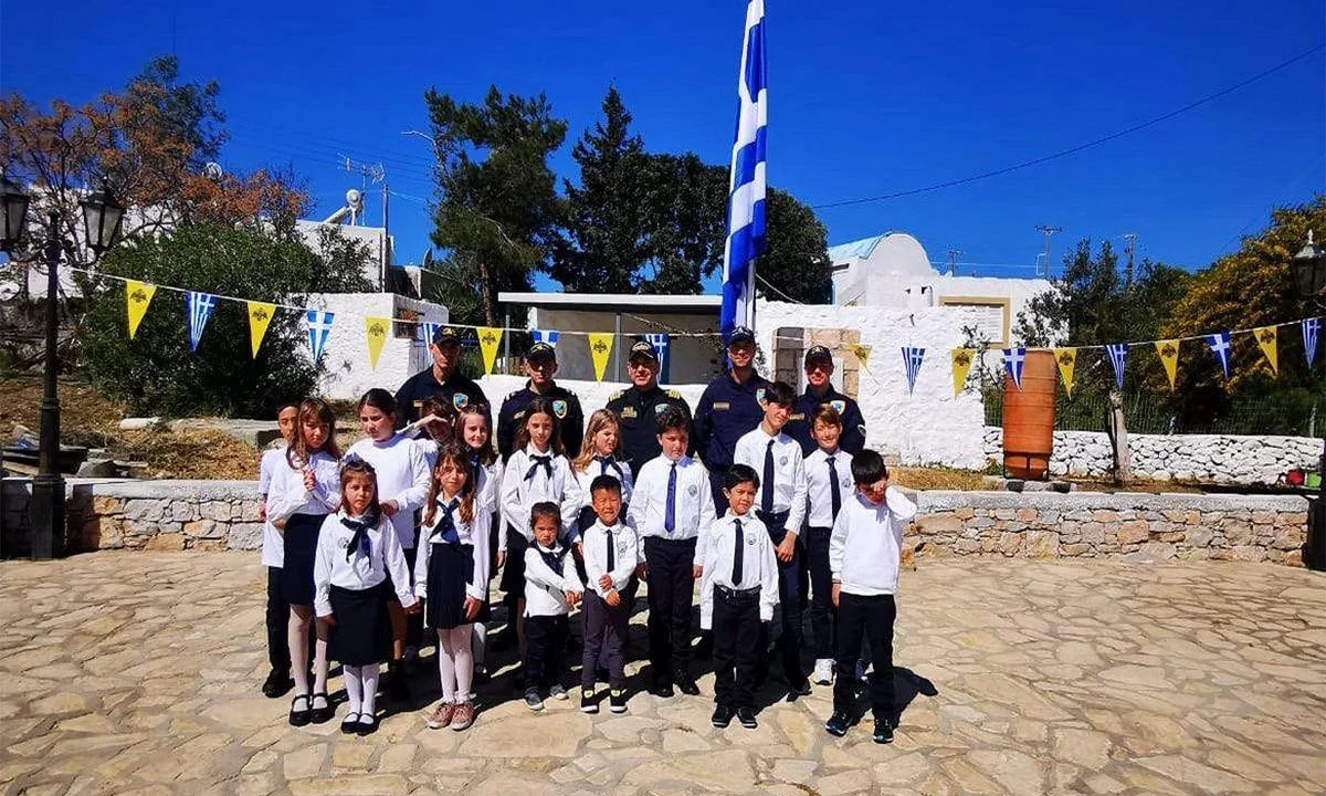 25η Μαρτίου: Ο μικρός Άγγελος από τους Αρκιούς είχε παρέα - Οι μοναχικές παρελάσεις της χώρας