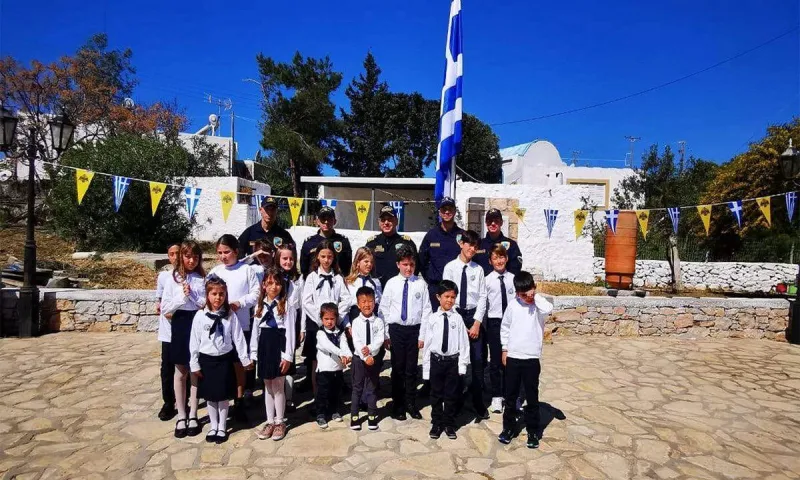 25η Μαρτίου: Ο μικρός Άγγελος από τους Αρκιούς είχε παρέα - Οι μοναχικές παρελάσεις της χώρας