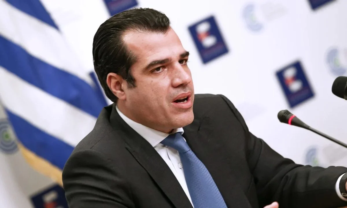 Το νέο ΦΕΚ βάζει τέλος σε όλα τα μέτρα προστασίας (και) σε ΜΜΜ, άλλα η ανόητη εκδικητικότητα προς τους ανεμβολίαστους υγειονομικούς συνεχίζεται.