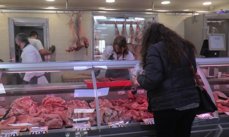 Ακρίβεια: Κανονική «κατοχή» περνούν οι καταναλωτές – Κόβουν και το πανάκριβο κρέας, που γίνεται είδος πολυτελείας