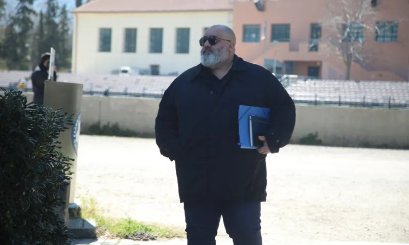 Πως βλέπει μια γυναίκα τη φούστα που έδωσε «δώρο» ο Καραπαπάς στον Μπαλτάκο – Με τα μάτια του AI
