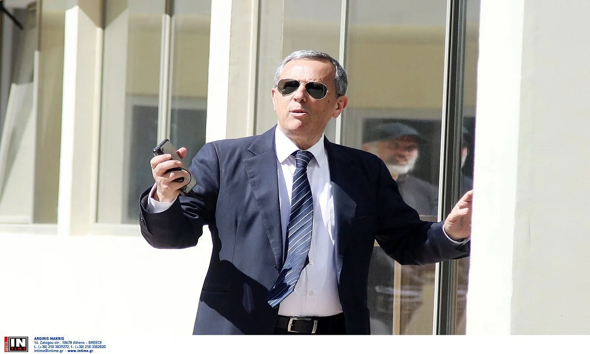 Διαιτησία: Δεν πείθει τους διαιτητές ο Μπαλτάκος οτι σε αυτή την κίνηση τους να μην σφυριξουν, θα έιναι με το μέρος τους.