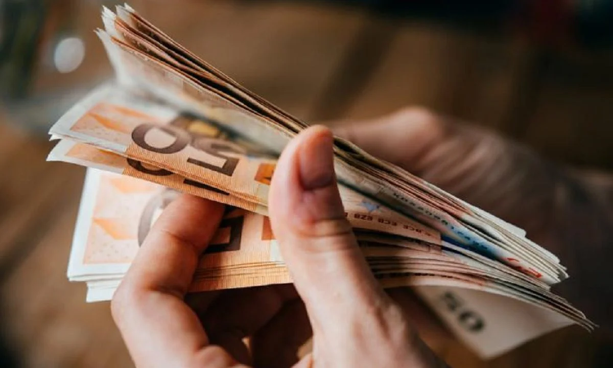 Κατώτατος μισθός: Πώς διαμορφώνονται τα δώρα μετά την αύξηση – Έφτασε η ώρα για το επίδομα προσωπικής διαφοράς στους συνταξιούχους.