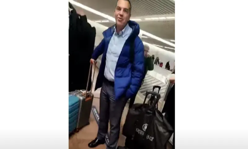 Ο Αλέξης Τσίπρας κάνει πλάκα με τα χαμηλωμένα δοκάρια της ΑΕΚ