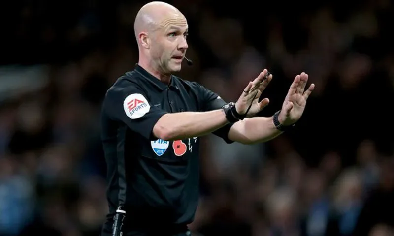 Premier League: Η viral φωτογραφία του διαιτητή του Σίτι - Λίβερπουλ με τα μαλλιά του Γκρίλις! (pic)