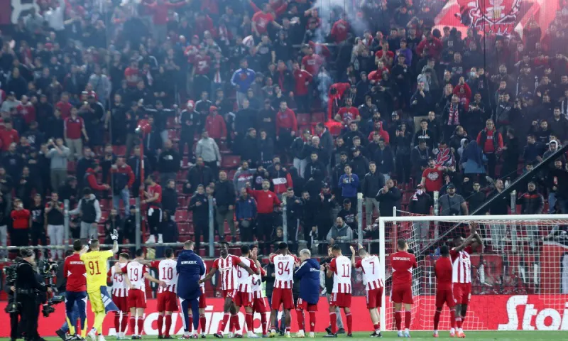 Θύρα 7: «Τον λένε Ολυμπιακό και τον φωνάζουνε ΘΡΥΛΟ»