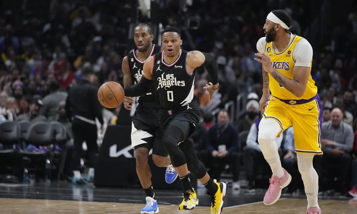 NBA Αποτελέσματα: Οι Κλίπερς πέτυχαν την 11η συνεχόμενη νίκη τους κόντρα στους Λέικερς, την ώρα που οι Σέλτικς επικράτησαν των Ράπτορς.