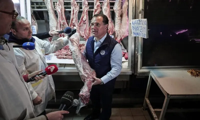 Προεκλογικός Άδωνις Γεωργιάδης: Έγινε και «χασάπης», κρατώντας ένα αρνί «Porsche» στα χέρια