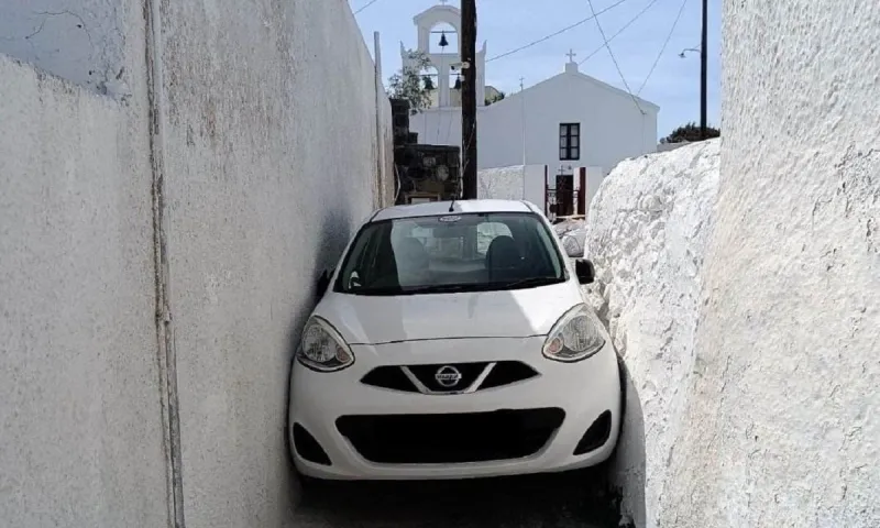Viral: Για γέλια και για κλάματα - Αυτοκίνητο σφήνωσε σε σοκάκι στη Σαντορίνη!