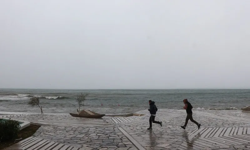 Καιρός – Κυριακή του Πάσχα: Σούβλισμα με σύννεφα και βροχές - Ποιες περιοχές θα επηρεαστούν
