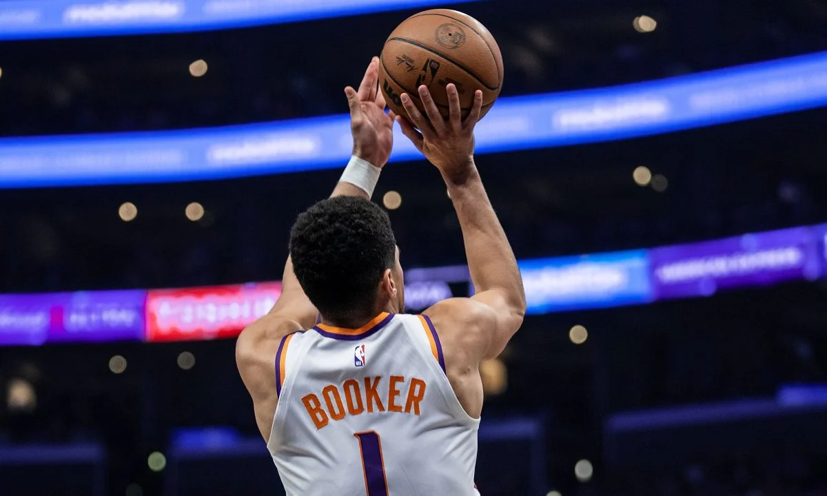 NBA αποτελέσματα: Προβάδισμα για Σανς με «40άρα» Μπούκερ, μείωσαν με σούπερ Κάρι οι Γουόριορς, παίρνουν «σκούπα» οι Σίξερς.