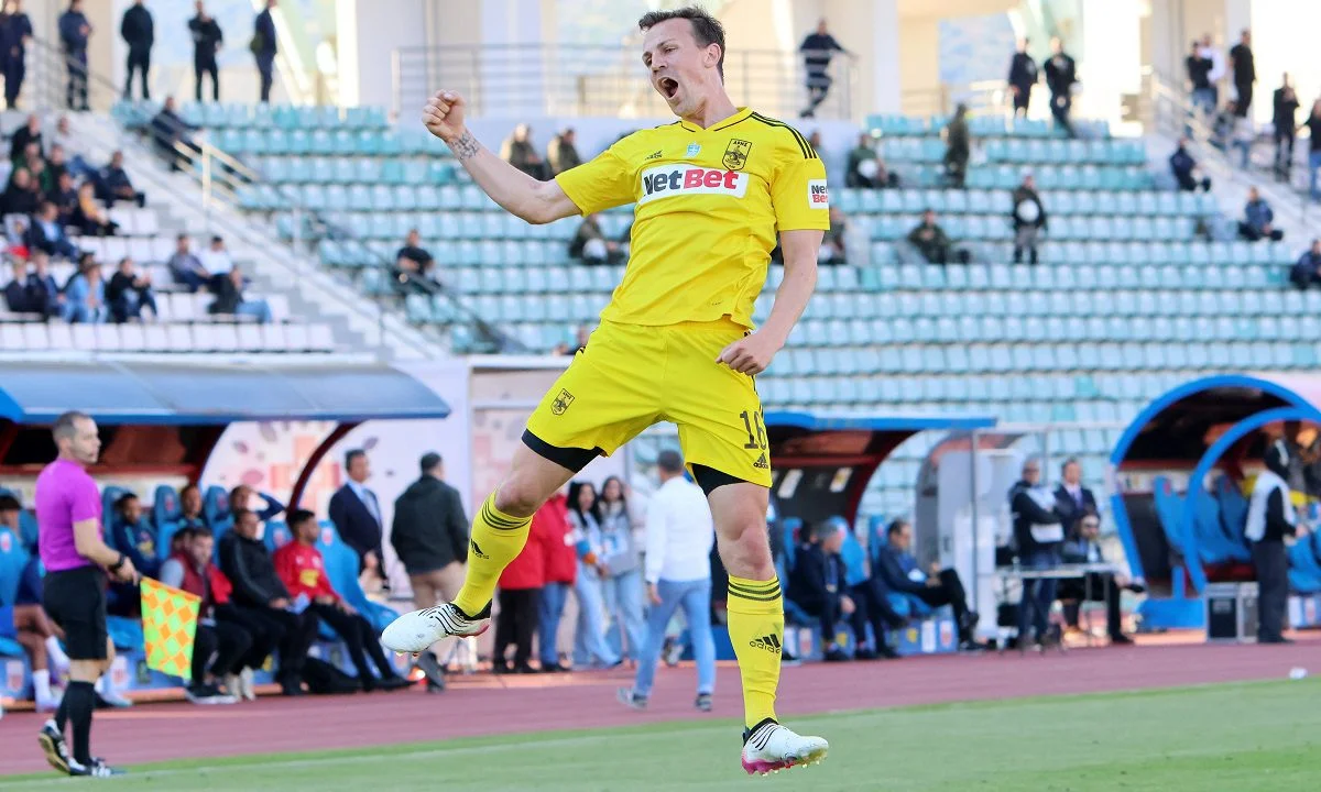 Βόλος ΝΠΣ - Άρης 0-3: Με γκολ του Νταρίντα στο 27' κι δύο ακόμη από τον Καμαρά (77', 80'πεν.) ο Άρης έκανε άλμα Ευρώπης στο Πανθεσσαλικό.
