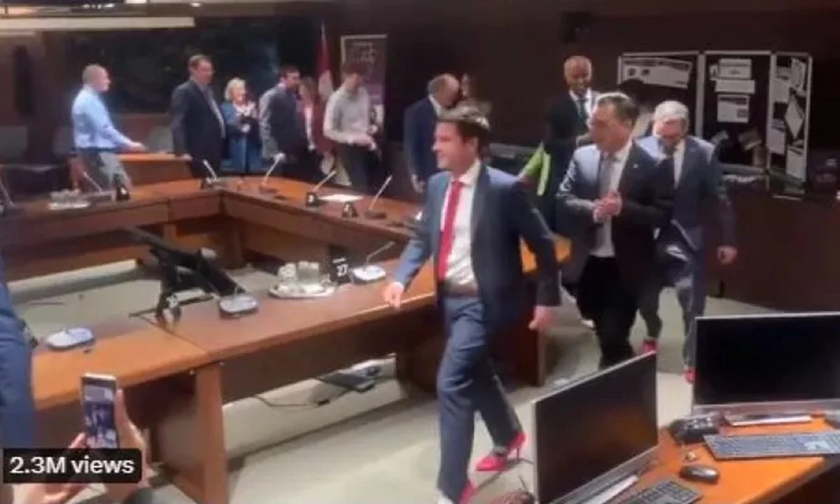 Καναδάς: Για να υμνήσουν τη woke προπαγάνδα, πολιτικοί έφτασαν στο εξευτελιστικό σημείο να παρελαύνουν με ροζ ψηλοτάκουνα.