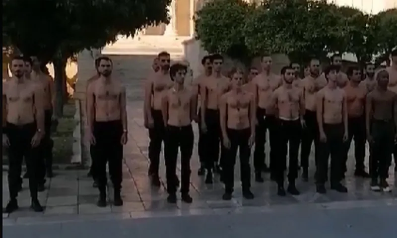 Προπύλαια: Ημίγυμνοι άνδρες σε στάση προσοχής (vid)