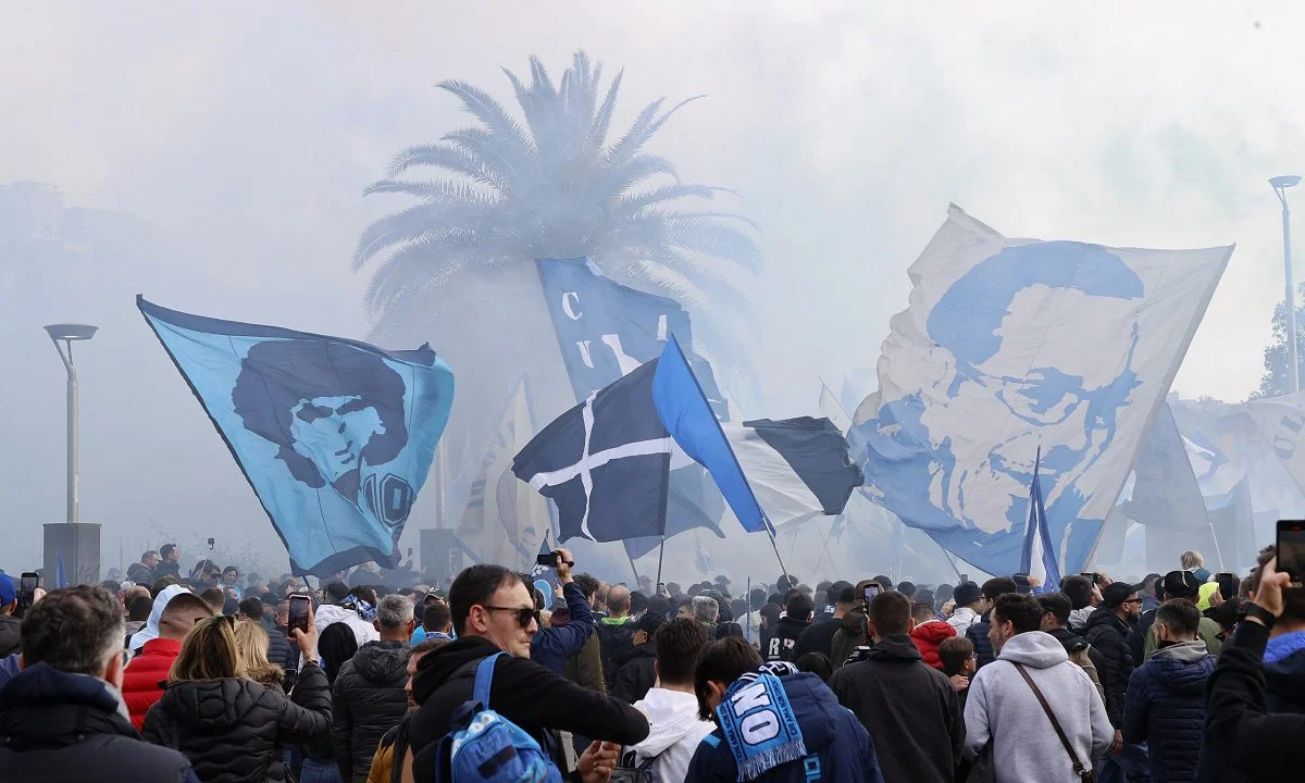 Η Νάπολι μετρά αντίστροφα για τη μεγάλη στιγμή της φιέστας. Παρόλα αυτά, οι πανηγυρισμοί των οπαδών της κρύβουν... μεγάλους κινδύνους!