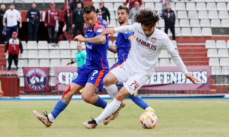 Super League 2: Όρθιος στη Λάρισα ο Πανσερραϊκός και αγκαλιά με την άνοδο - Μείωσε από την κορυφή η Καλλιθέα