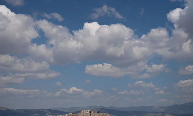 Καιρός: Αραιές νεφώσεις με υψηλή θερμοκρασία - Από το βράδυ θα χαλάσει ξανά
