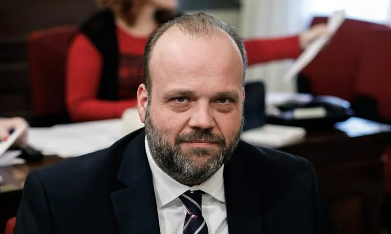 Απίστευτο: Ο διοικητής του ΟΑΕΔ τροφοδοτεί την προεκλογική του εκστρατεία με χρήματα των ανέργων, σύμφωνα με καταγγελία!