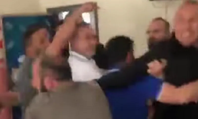 Τουρκία - Εκλογές: Άγριο ξύλο και βραστό νερό σε εκλογικά κέντρα! (vids)