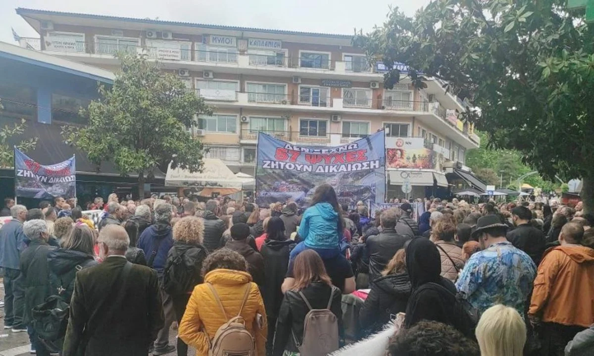 Οργισμένη διαμαρτυρία των συγγενών των θυμάτων άλλα και απλών πολιτών στις Σέρρες - Ξέσπασμα για την προκλητική υποψηφιότητα Καραμανλή.