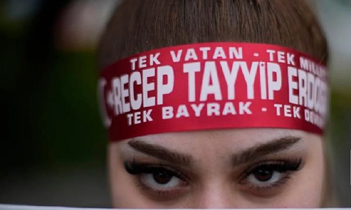 Το ελληνικό Twitter πήρε «φωτιά» με τη διαφαινόμενη νίκη του Ερντογάν στις τουρκικές εκλογές. Δείτε τα πιο χαρακτηριστικά σχόλια.