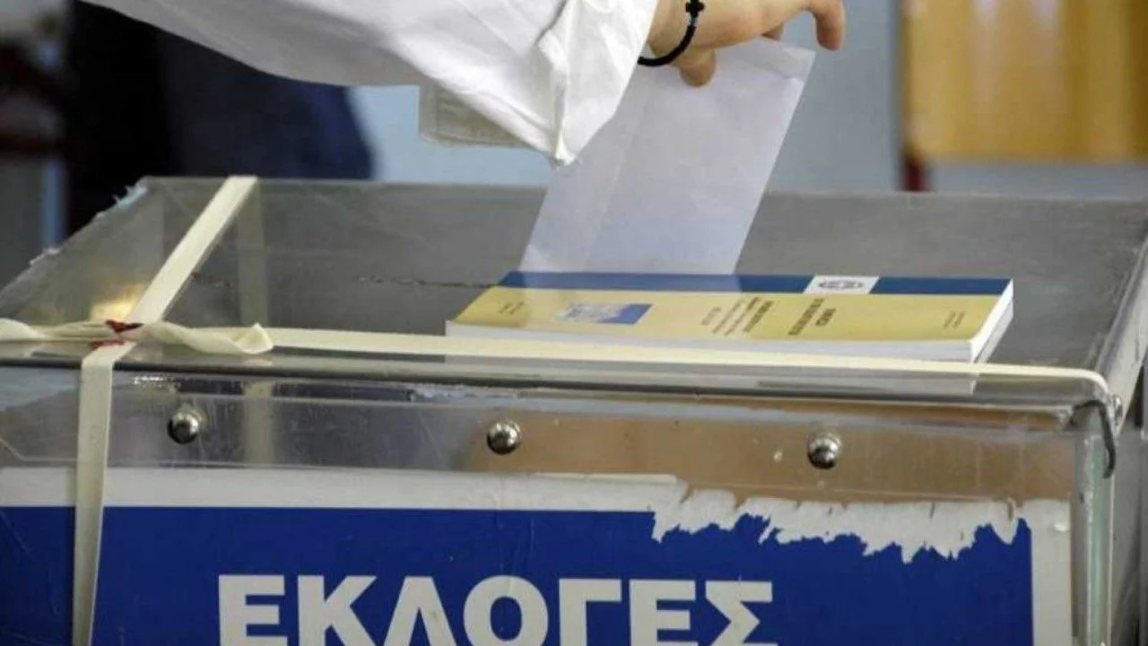 Μάχη «στήθος με στήθος» και διαφορά μόλις 30.000 ψήφων μεταξύ των δύο πρώτων κομμάτων, δείχνει δημοσκόπηση που παρουσιάστηκε από το Euractiv.