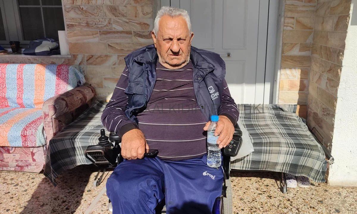 Εικόνες ντροπής στη Χαλκιδική: Ο ανάπηρος 81χρονος που έχασε το σπίτι του από τα funds, κοιμάται εδώ και 13 μέρες έξω από το σπίτι του.
