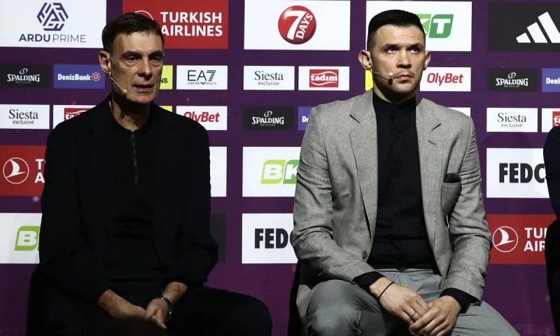 Φάιναλ φορ Ολυμπιακός: Συνθήματα έξω από τη συνέντευξη Τύπου από τους ερυθρόλευκους οπαδούς – «Θα κάνουμε το παν για το πάρουμε» είπε ο Μπαρτζώκας