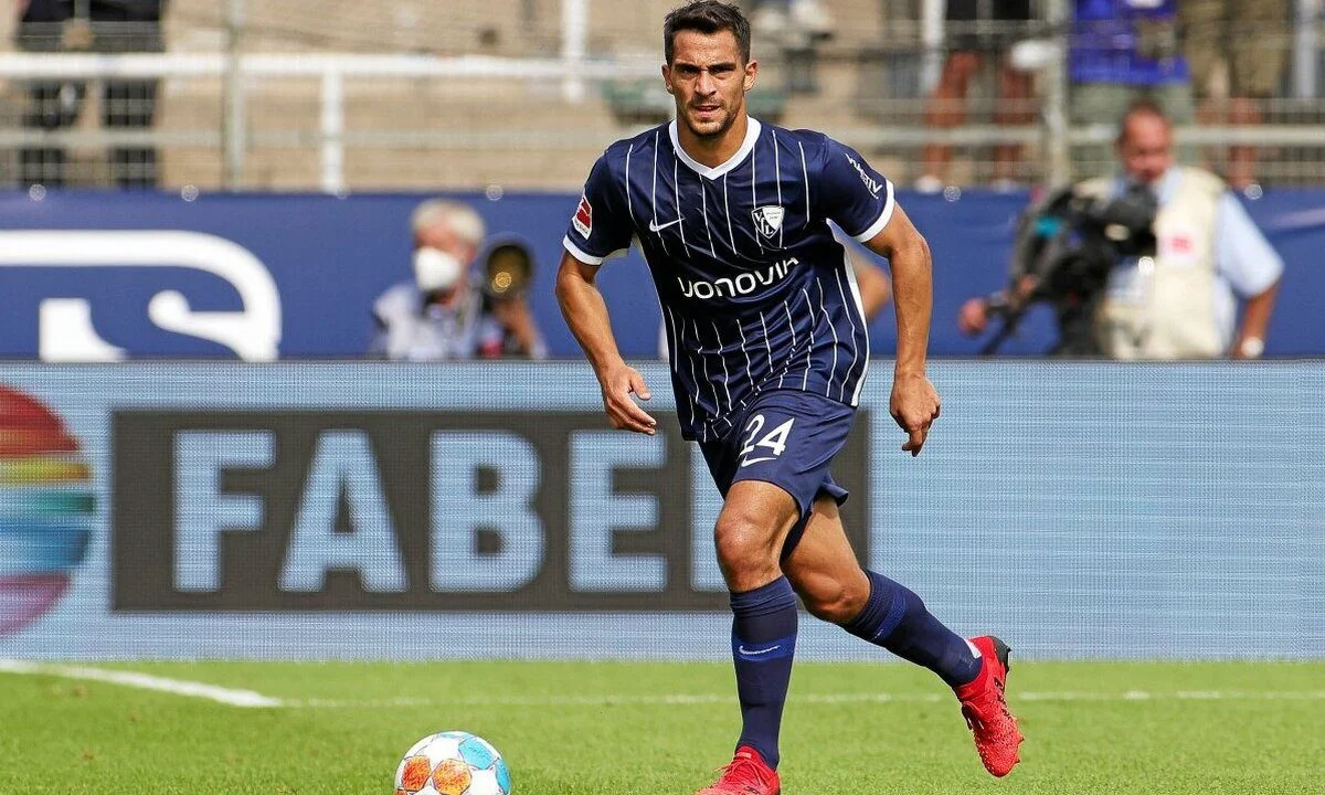 Super League νέα (19/5): Ο Έλληνας κεντρικός αμυντικός που αγωνίζεται στο εξωτερικό και τον θέλει ο ΟΦΗ, το απρόοπτο που είχε ο Γιάννης Πετράκης πριν την κηδεία του Γιώργου Χριστοβασίλη, οι ματιές που ρίχνει ο Βόλος προς Νίκαια μεριά και ο υποψήφιος πρ…