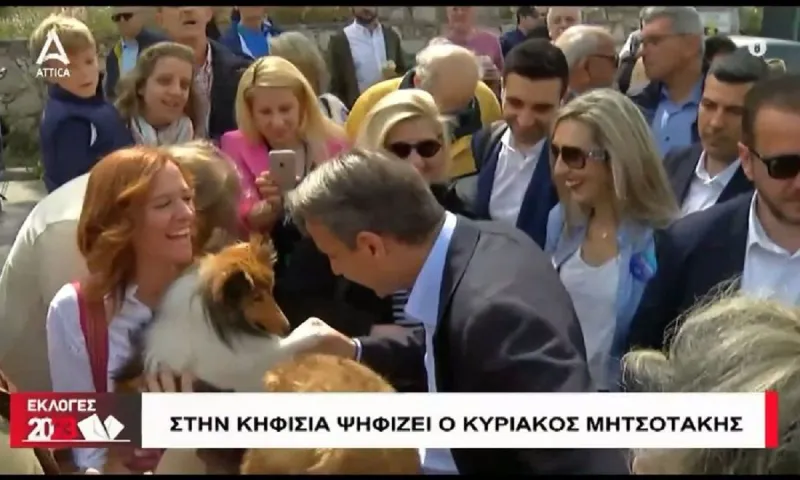 Εκλογές 2023: Μέχρι και με σκύλο έκανε χειραψία ο Κυριάκος Μητσοτάκης! (vid)