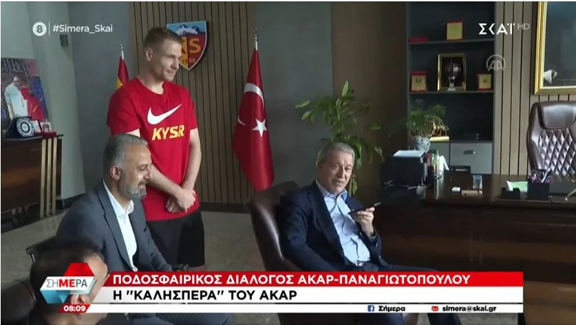 Έναν πιο χαλαρό διάλογο είχε ο Ακάρ με τον Παναγιωτόπουλο, με... μεσολαβητή τον τον ποδοσφαιριστή της Καϊσέρισπορ, Δημήτρη Κολοβέτσιο.