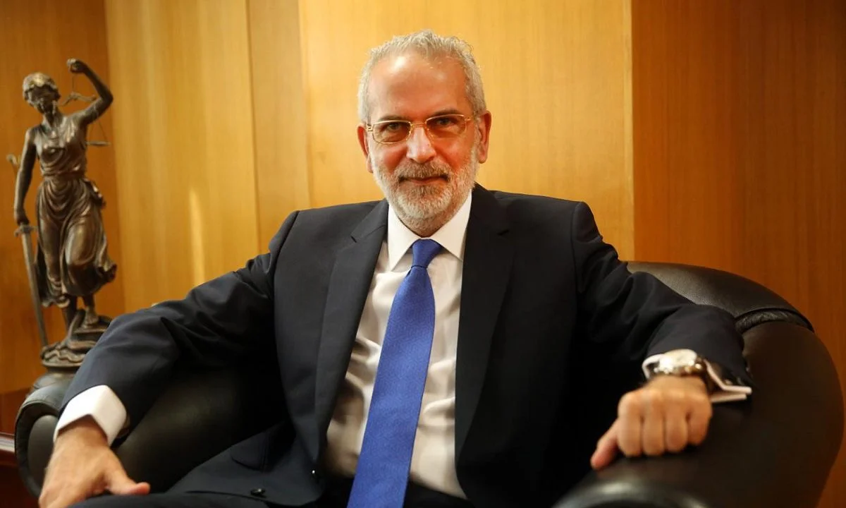 Εκλογές 2023: Ο Γιάννης Σαρμάς θα είναι ο Πρωθυπουργός της Υπηρεσιακής Κυβέρνησης που θα αναλάβει μέχρι τις δεύτερες εκλογές.