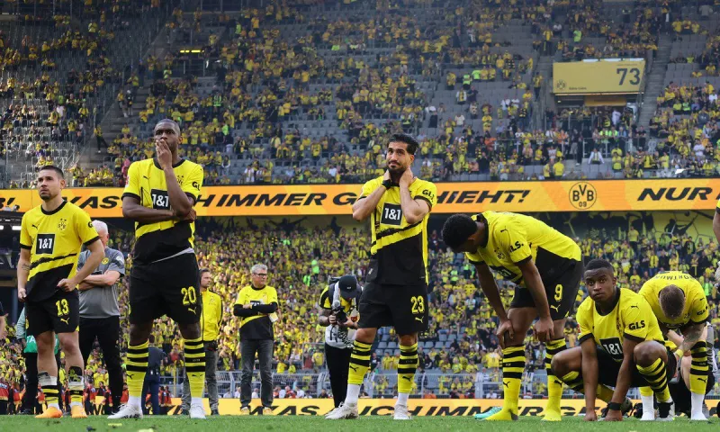 Bundesliga: Δίδαξαν ήθος οι οπαδοί της Ντόρτμουντ - Αποθέωσαν τους παίκτες παρά την απώλεια του τίτλου (vid)