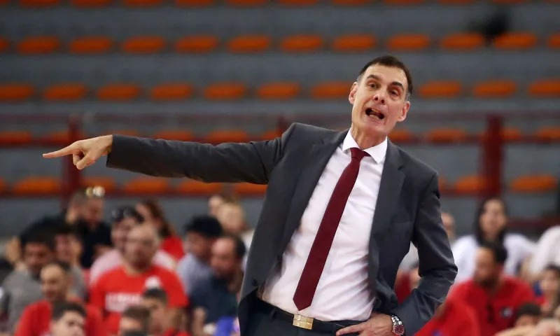 Μπαρτζώκας και Λαρεντζάκης σε χοντρό επεισόδιο - Τον ηρέμησε ο Γουόκαπ, τον κάλυψε ο κόουτς (vids)