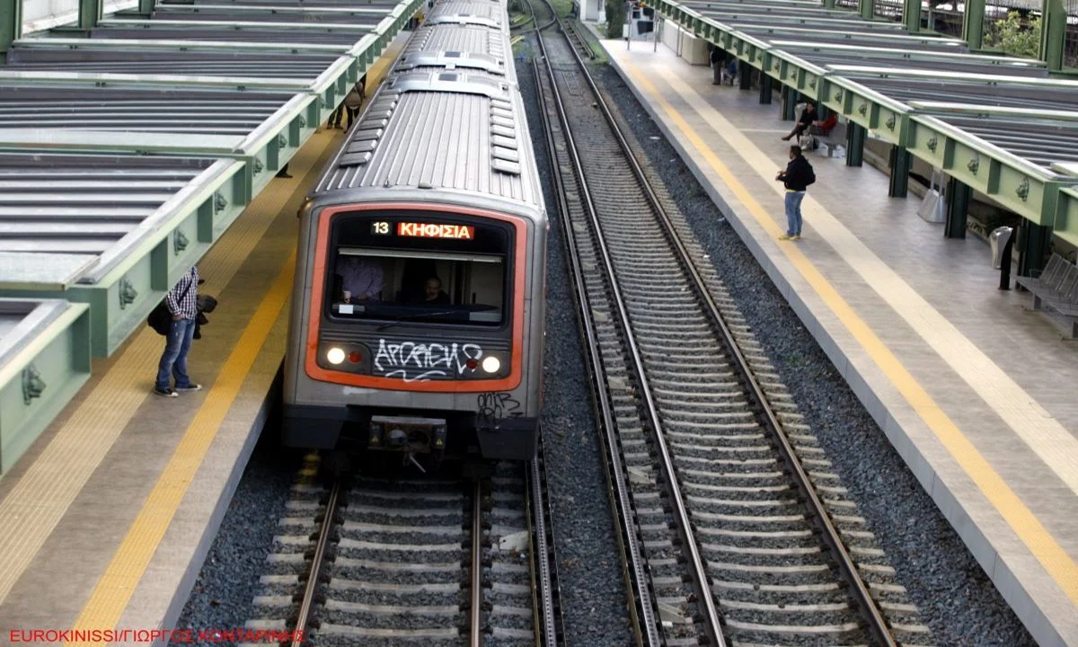 ΗΣΑΠ: Τίποτα δεν έχει αλλάξει σε αυτή τη χώρα στο μπάχαλο των μεταφορών - Σοκ προκαλεί το βίντεο με το τρένο να κινείται με ανοιχτή πόρτα.