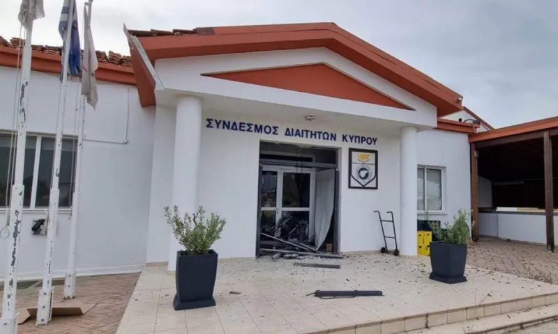 Διαιτησία: Γκλομπ, λοστοί, χειροβομβίδες, καμμένα σπίτια και ανοιγμένα κεφάλια! (vids)