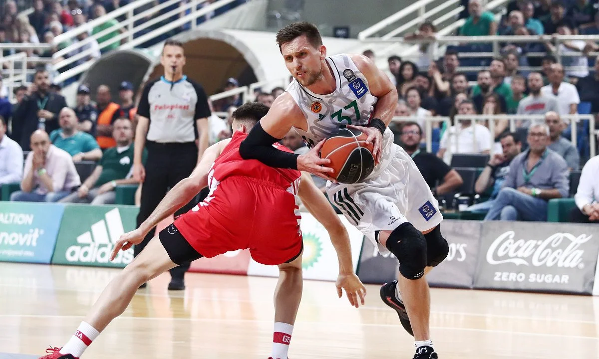 Ο Παναθηναϊκός έκανε το 1-1 στη σειρά βρίσκοντας λύσεις στο τέλος απέναντι στον Ολυμπιακό που πληγώθηκε και δεν είχε επιθετικό πλάνο μετά