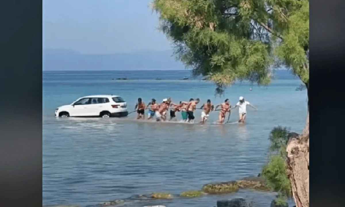 Μία... ασυνίθιστη ανάσυρση αυτοκινήτου από την θάλασσα της Αίγινας έγινε viral στο Tik Tok