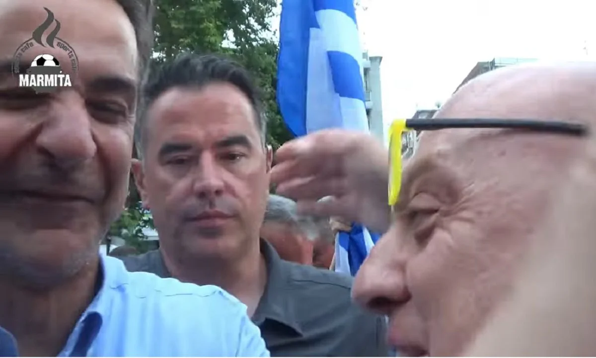Χειραψία με τον Κυριάκο Μητσοτάκη έκανε ο Κωστής Ραπτόπουλος στην Κατερίνη. Οι τις... συνέπειες ήταν έκδηλες σύμφωνα με τον Βασίλη Χατζηνάκο