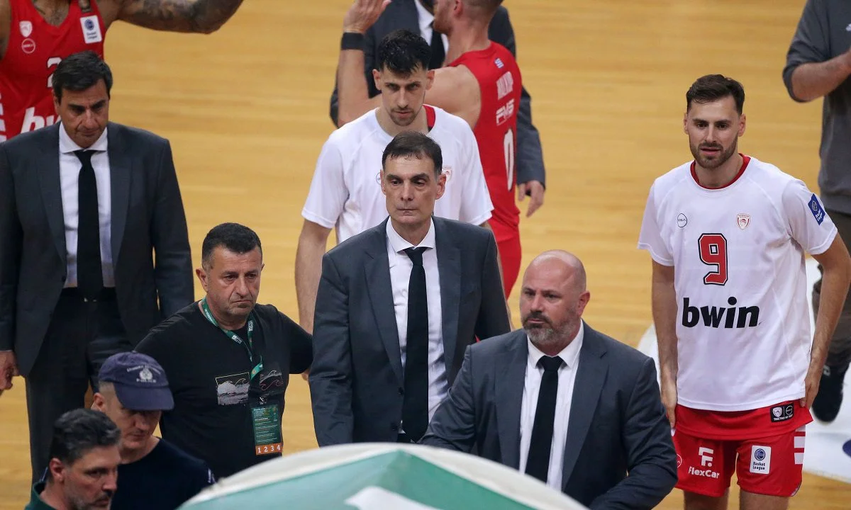 Ο Γιώργος Μπαρτζώκας μοίραζε φιλιά την ώρα που έφευγε ο Ολυμπιακός από το γήπεδο