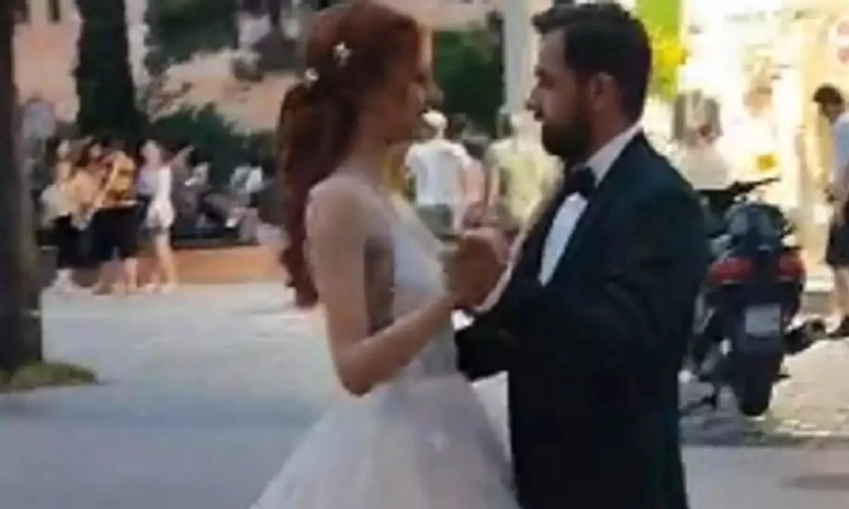 Viral: Τον γύρο του διαδικτύου κάνει ένα βίντεο με νιόπαντρο ζευγάρι στην Τσιμισκή, το οποίο χορεύει μες την μέση του δρόμου.