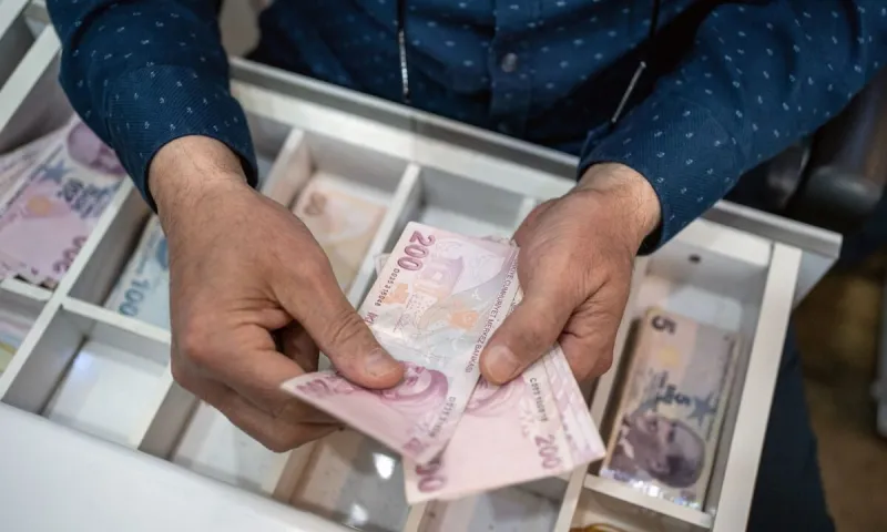 Τουρκία: Σε νέο χαμηλό ρεκόρ κατρακύλησε η τουρκική λίρα - Πολίτες σε απόγνωση!