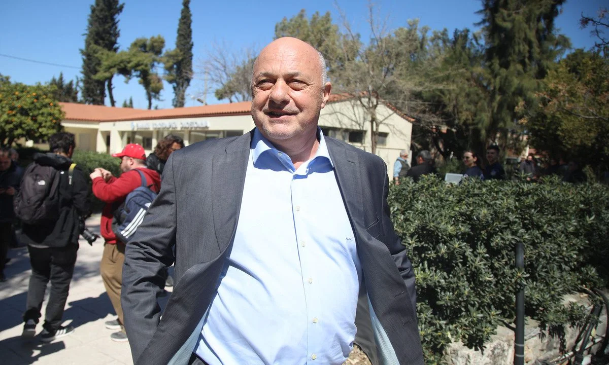 Μαγική σεζόν διανύει ο Αχιλλέας Μπέος. Είχε δανεικό από τον ΠΑΟΚ, πούλησε στην ΑΕΚ, έκοψε το πρωτάθλημα από τον Παναθηναϊκό και ψώνισε από Ολυμπιακό. Το μόνο που μένει είναι να τα βρει και με τον Καρυπίδη!