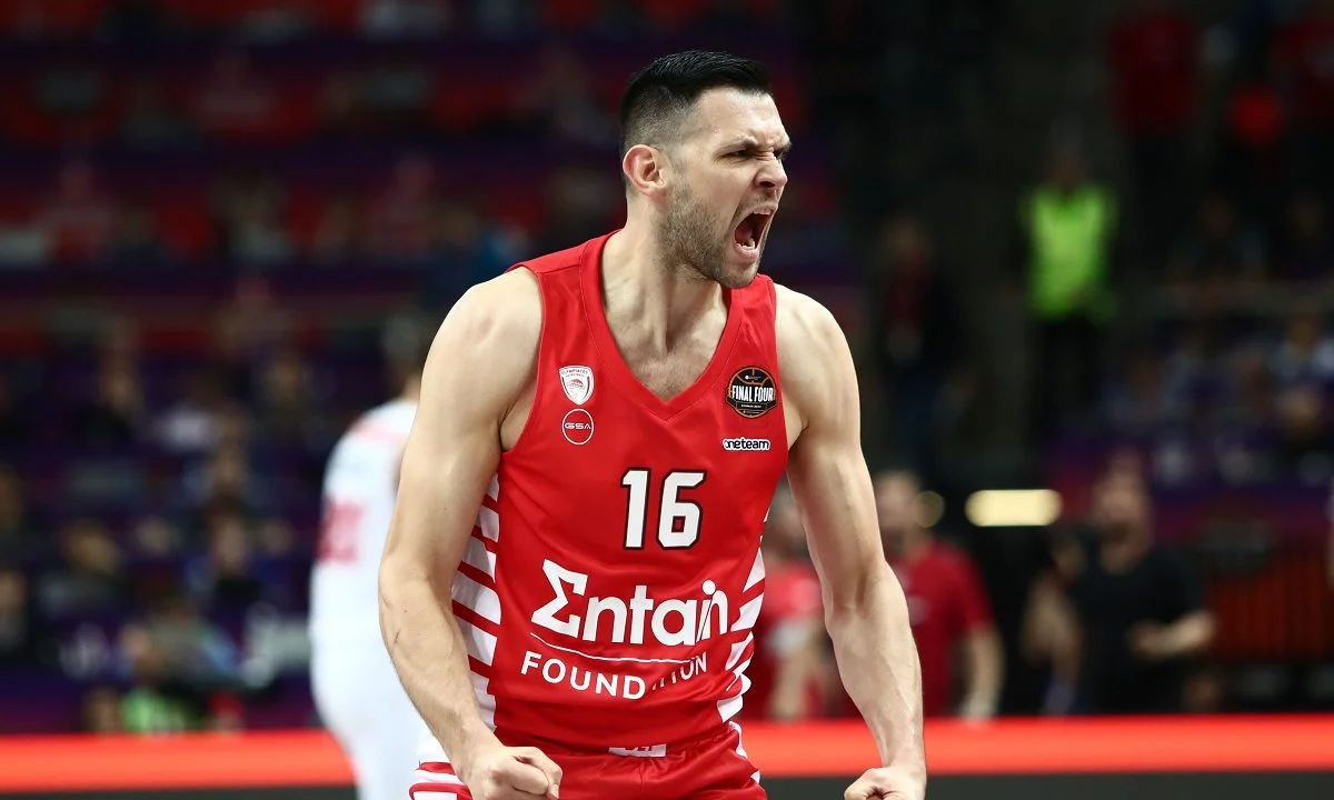 Παίκτης του Ολυμπιακού μέχρι το 2026 θα είναι ο Κώστας Παπανικολάου, καθώς επέκτεινε επίσημα το συμβόλαιό του με τους «ερυθρόλευκους».